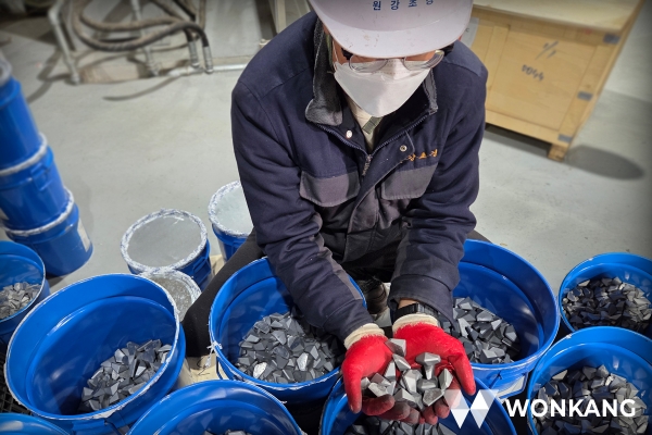 원자재 텅스텐 카바이드를 확인, 관리하는 원강 생산 현장. (사진=원강)