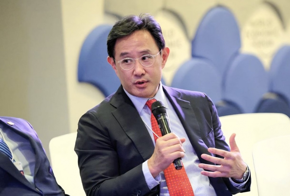 최윤범 고려아연 회장이 지난 19일부터 23일까지 열린 다보스포럼에 참석해 글로벌 핵심광물 공급망의 미래 방향성을 제시했다. 21일 열린 핵심광물 분야의 전략적 파트너십과 투자 세션에 최 회장이 공식 연사로 나서 발언하고 있다./고려아연 제공