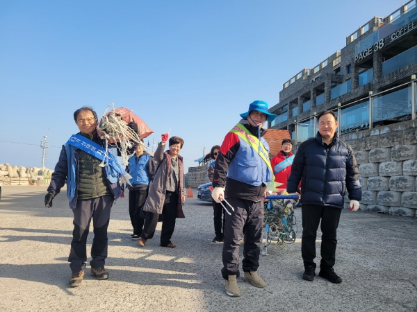 17일 포스코 포항제철소 해양환경지킴이봉사단이 이가리 해변가에서 환경 정화 활동을 하고 있다. 포스코