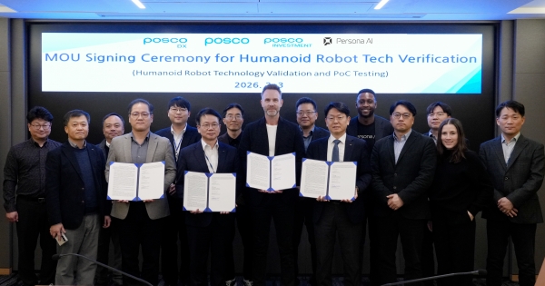 (앞줄 좌측에서 두번째부터 우측으로) 정규호 포스코 DX전략실장, 심민석 포스코DX 사장, 니콜라스 래드포드(Nicolaus Radford) 페르소나 AI CEO, 김근환 포스코기술투자 사장과 사업 관계자들이 포스코DX 판교사옥에서 산업용 휴머노이드 로봇의 현장 적용을 위한 업무협약(MOU)을 체결하고 기념촬영을 하고 있다. 포스코그룹