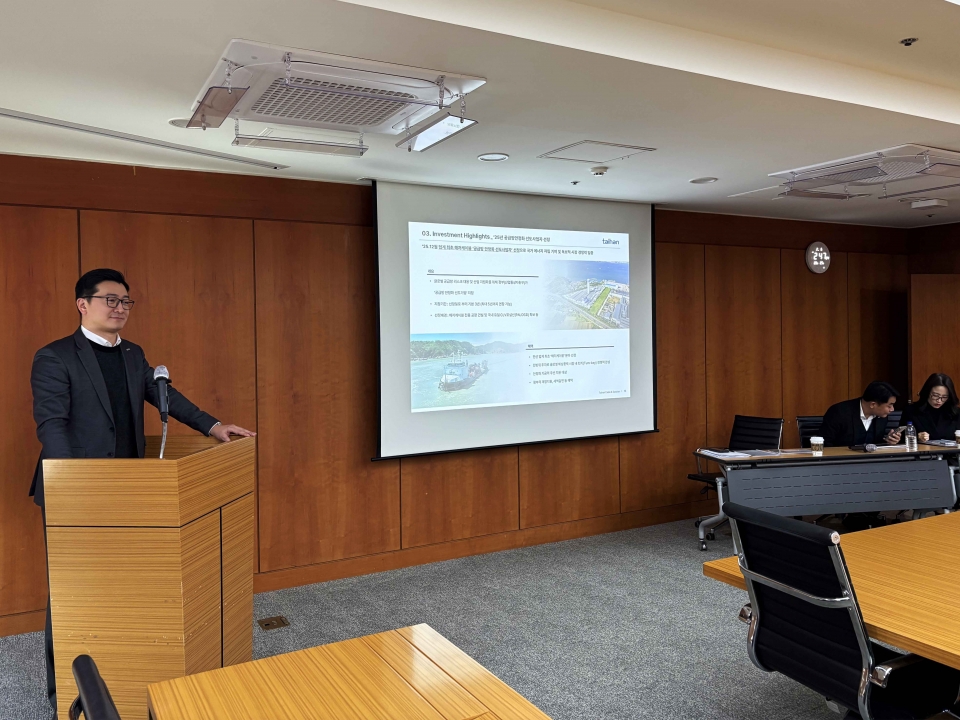 대한전선 노재준 재무관리실장이 기업설명회를 진행하고 있다.