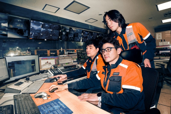 포항제철소 ‘예지정비’ 중심 설비관리 기술 적용 후 모니터링하는 모습. 포스코