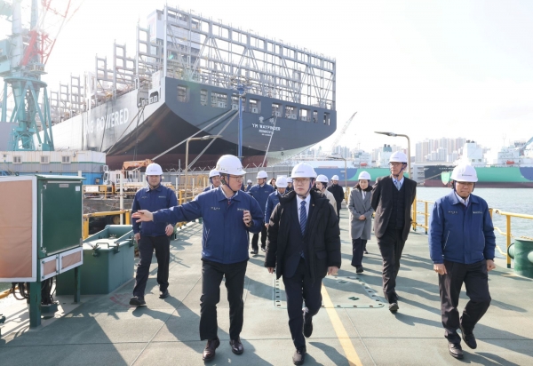 이명구 관세청장(앞줄 가운데)이 12일 울산 전하동에 위치한 HD현대중공업을 방문하여 조선산업 수출 현장을 살펴보고 있다. 관세청