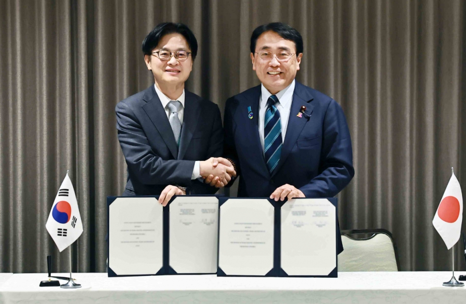 사진 왼쪽 산업통상부 김정관 장곤, 오른쪽 일본 산업경제성 아카자와 료세이 대신