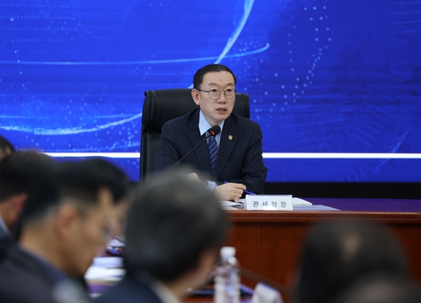 이명구 관세청장이 24일 서울본부세관에서 열린 전국세관 관세조사 관계관 회의에서 모두 발언하고 있다. 관세청