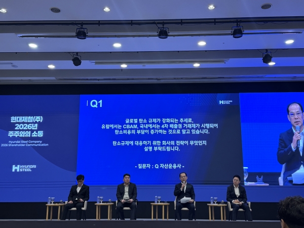 이보룡 사장이 주주 질문에 답변하고 있다. /철강금속신문