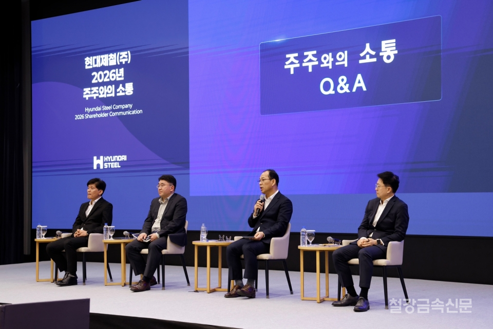 이보룡 사장이 주주 질문에 답변하고 있다.