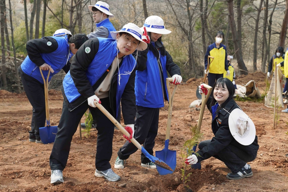 대한전선 임직원들이 당진시와 함께 식목일 나무심기 행사에 참여했다./대한전선 제공