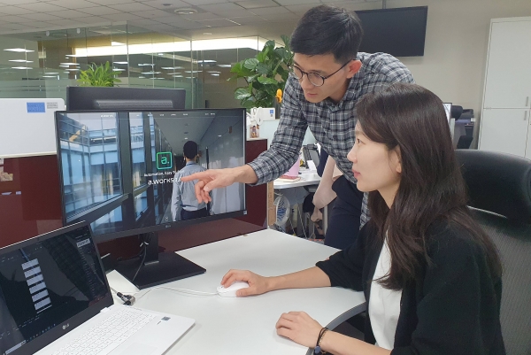 포스코DX 직원들이 사무업무자동화 도구인 RPA가 수행한 업무를 검토하고 있다. 포스코DX