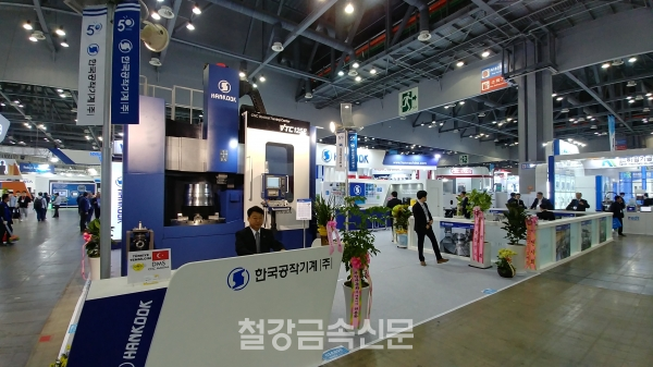 ‘한국공작기계’가 SIMTOS 2018에 참가(제1전시장 Booth No. 03A850)해 선반, CNC 등을 선보이고 있다.