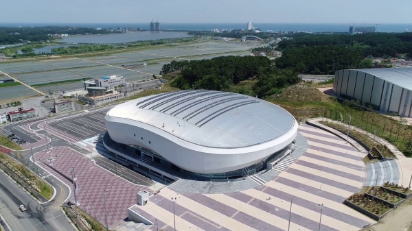 평창동계올림픽 주요 시설의 외장 및 천장에도 포스코강판의 컬러강판이 적용됐다. (사진출처=youtube.com)