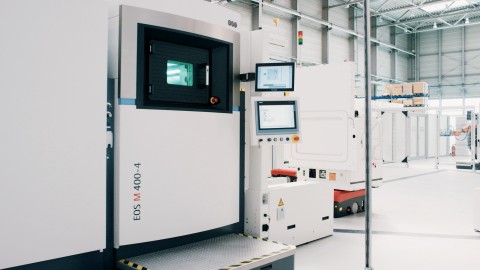 적층제조 공정이 진행되기 전과 진행되는 동안 3D프린팅용 분말 공급기(IPM M)가 EOS M 400-4 프린터에 적층제조 분말 소재를 공급하고 있다. (사진=EOS)