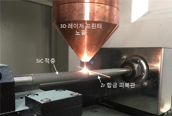 김현길 박사팀이 개발한 '금속-SiC 하이브리드 복합소재 제조 3D 프린팅 기술' 실험 시연'. (사진=원자력연구원)