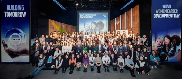 볼보그룹코리아가 여성 임직원 100여 명을 대상으로 서울 한남동에 위치한 블루스퀘어에서 여성 경력 개발의 날(Women Career Development Day)워크샵을 개최한 후 기념사진을 촬영했다. (사진=볼보그룹코리아)