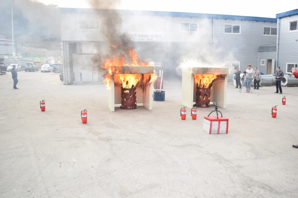 실제로 방화패널 화재 테스트를 진행한 결과 일반 샌드위치패널(왼쪽)보다 방화패널(오른쪽)이 화재 확산을 방지하고 있다.