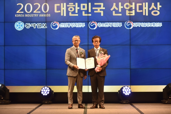 피아산업 김홍근 대표(오른쪽)이 ‘2020 대한민국 산업대상’ 일반상 공공서비스 부문에서 수상했다. (사진=피아산업)
