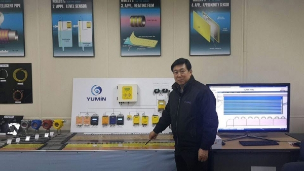 유민에쓰티 김동환 대표이사가 필름형 센서 제품을 비롯한 자사 제품을 시연하고 있다.