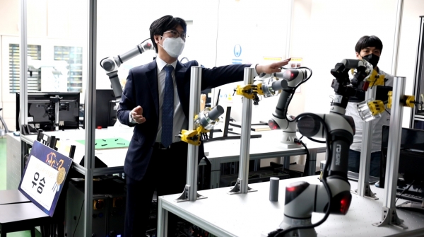생기원 배지훈 박사가 원익로보틱스와의 장기간 기술협력 하고 있는 '인간형 로봇핸드'를 시연하고 있다. (사진=생산기술연구원)
