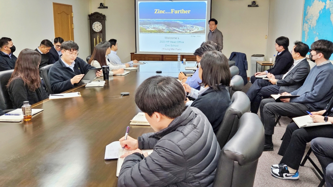 영풍 박영민 대표가 ‘Zinc & Further'를 주제로 ’징크 스쿨‘ 강의를 하고 있는 모습(사진 제공=영풍)
