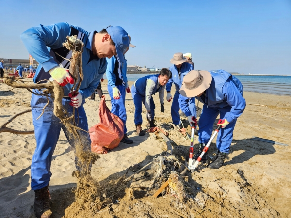 포스코퓨처엠 임직원들이 10월 23일 반려해변인 포항 청림해변에서 해양쓰레기 수거활동을 진행하고 있다.