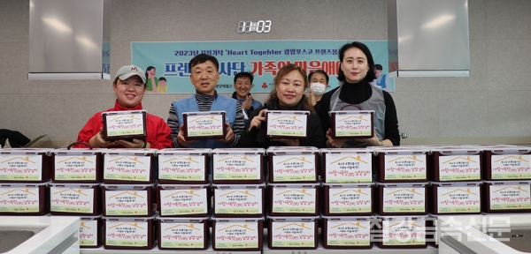 광양제철소 프렌즈 재능봉사단이 다문화가정 이주여성들과 김장 체험을 진행했다.(사진=포스코)