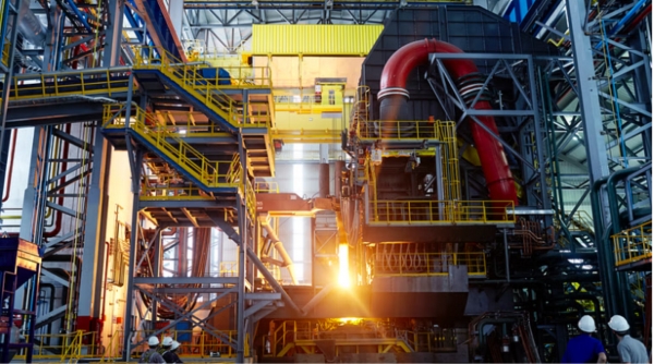 세계 철강업계는 단기 및 중기적 관점에서 탈탄소화를 위해 전기아크로 설비를 확대하고 있다. 사진은 미국 US스틸의 전기아크로 설비.