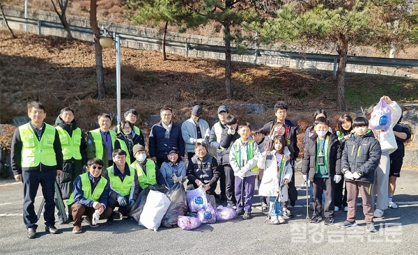 광양제철소 사랑나눔봉사단이 지역 아이들과 함께 광영근린공원 일대에서 환경보호 체험활동을 진행했다.(사진=포스코)