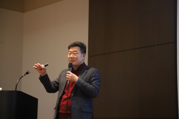 19일 강남 코엑스에서 열린 2024년 하반기 비철금속 세미나에서 김경식 고철 연구 소장이 발표를 진행하고 있다.