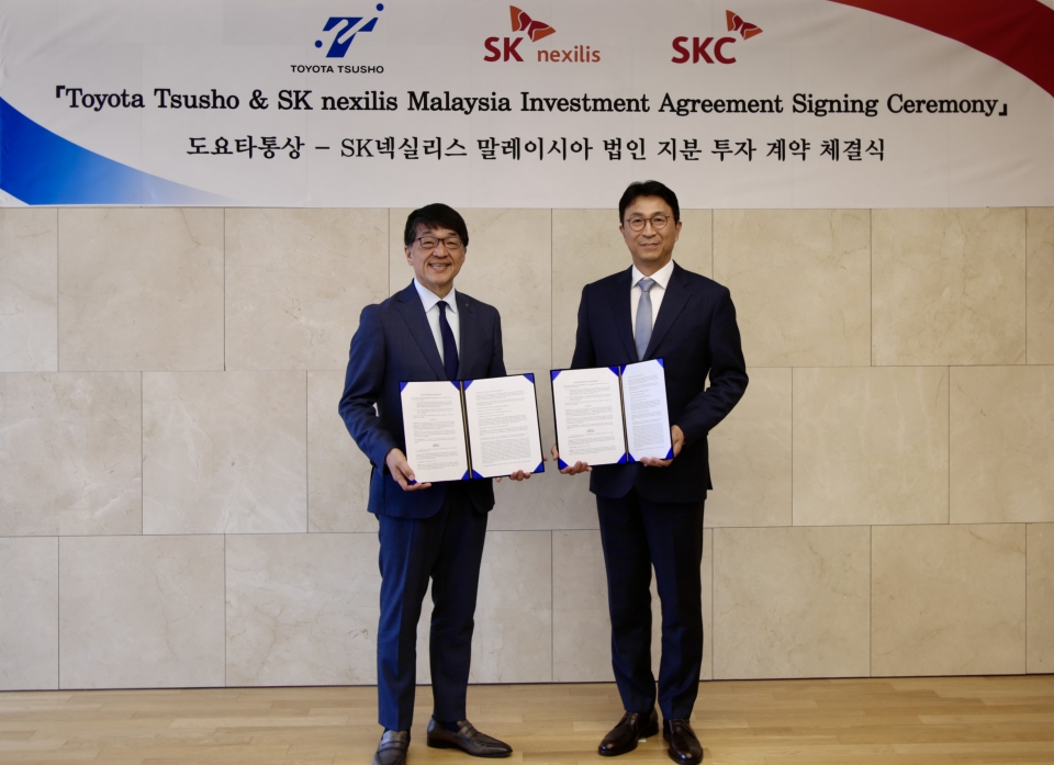 SKC 박원철 사장(오른쪽)이 이마이 토시미츠 도요타통상 사장과 기념 촬영을 하고 있다.