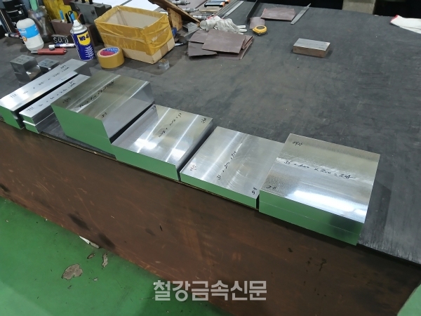 국내 금형공구강업계와 금형업계가 트럼프 리스크와 중국산 수입재 잠식에 전방산업인 이중고에 시달리고 있다. 사진은 유통업체가 가공한 국내산 금형강. (사진=철강금속신문)