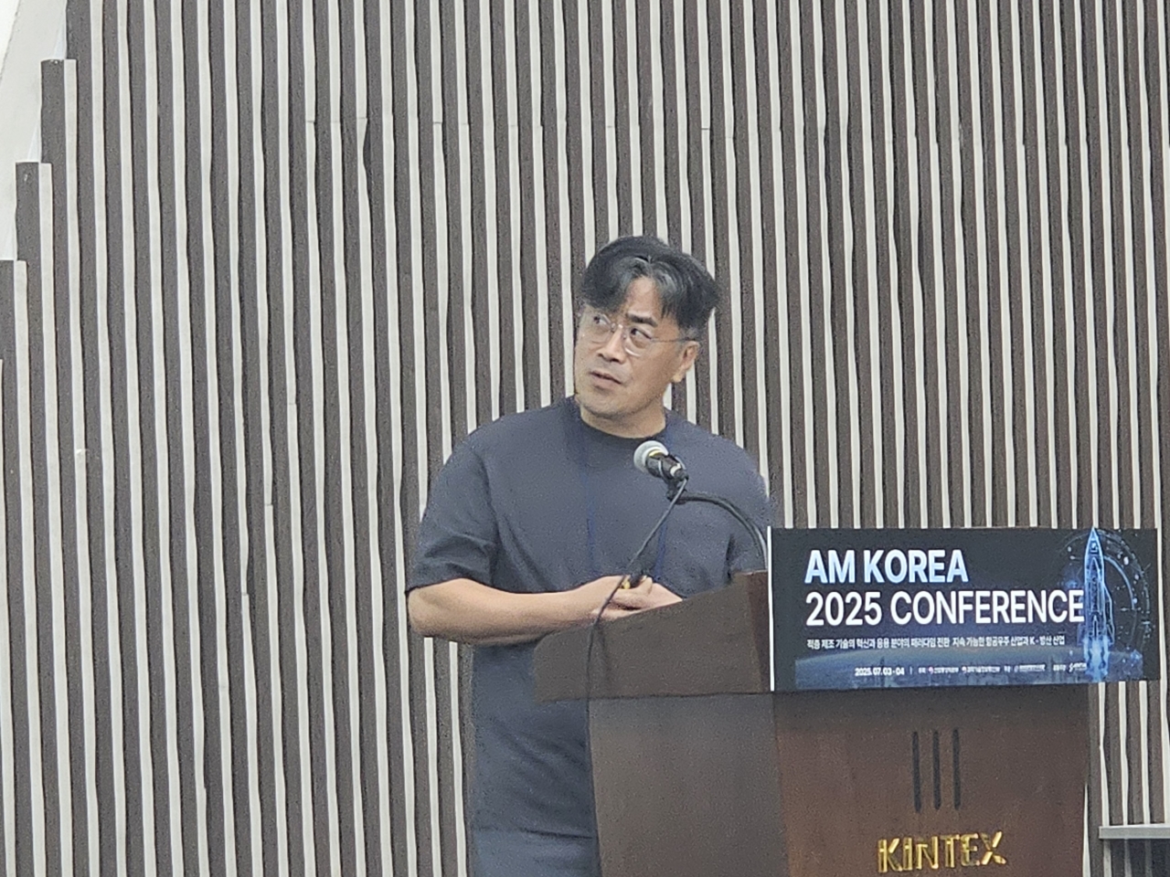 ▲3D프린팅연구조합이 개최한 ‘AM KOREA 2025’ 컨퍼런스에서 현대자동차 조영철 책임이 ‘자동차 산업에서 적층제조 기술의 적용 한계와 극복을 위한 고찰’에 대해 강연하고있다.
