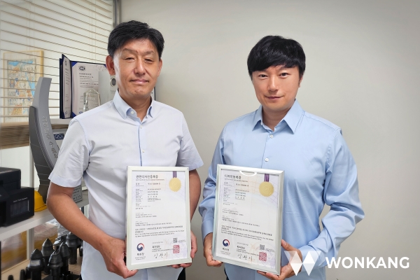 강태영 원강 대표(오른쪽)가 허엽 R&D 연구소장(왼쪽)과 특허와 함께 기념촬영하고 있다. (출처=원강)