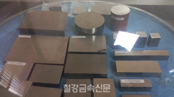 올해 대외 여건 악화로 금형 수출이 감소하면서 금형공구강 수요 부진이 심화되고 있다. 사진은 기신정기가 유통 중인 금형강 소재. (사진=철강금속신문)