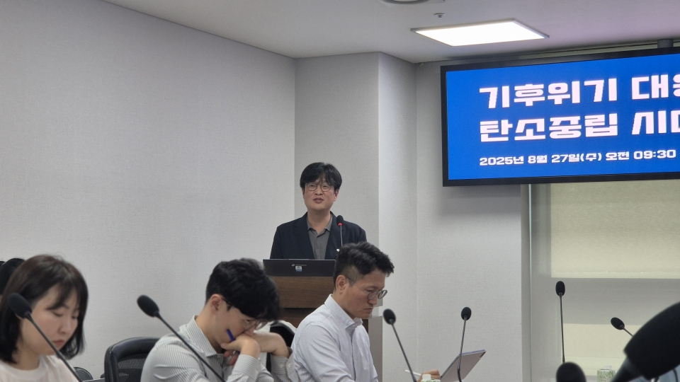 탄소중립 시대 배터리 산업의 역할 국회 세미나에서 배터리산업지원센터 송준호 센터장이 발표하고 있다.