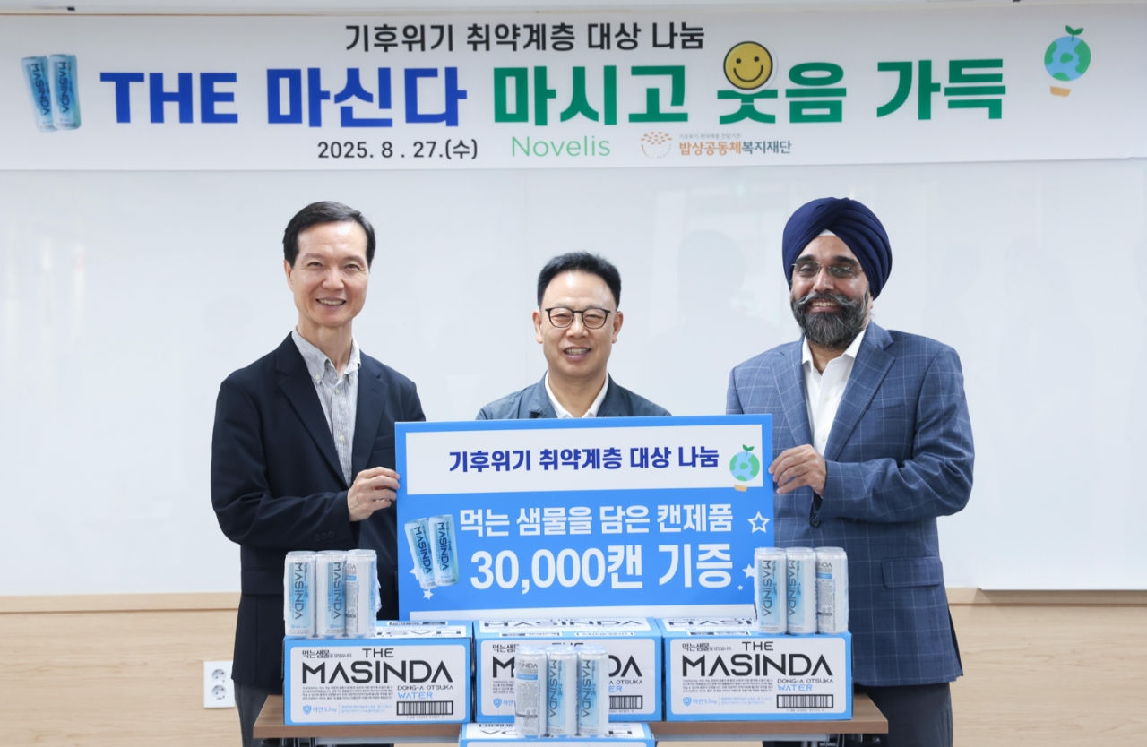 ▲서울 용산구 서울연탄은행에서 열린 기부식에서 (사진 왼쪽부터) 박종화 노벨리스 코리아 대표, 허기복 밥상공동체 연탄은행 대표, 테진다 싱 노벨리스 인사담당 부사장이 기념 촬영을 하고 있다.