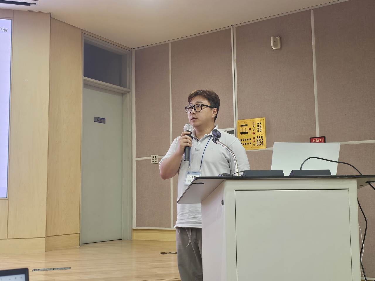 ▲에이알아루미늄 오승환 박사가 ‘사용 후 알루미늄 사용량 증가에 따른 용탕청정도와 빌렛 품질 및 압출성의 상관관계에 대한 정량적 분석’에 대해 발표하고 있다.