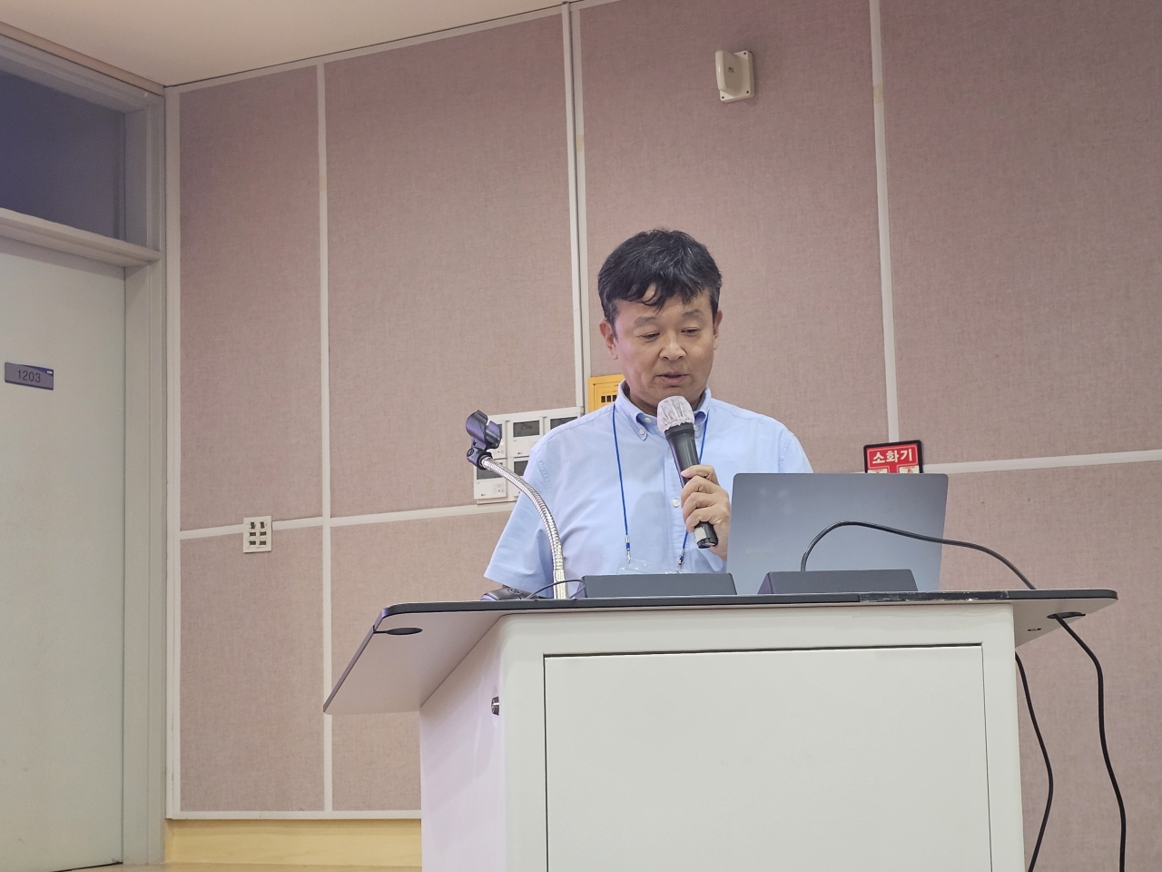 ▲포항산업과학연구원 김명균 박사가 ‘알루미늄 용탕 비금속개재물 평가기술’에 대해 이야기하고 있다.