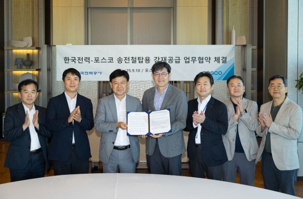 한국전력과 포스코가 10일 차세대 송전철탑 개발 및 안정적 강재 공급을 위한 업무협약(MOU)을 체결하고 기념 촬영을 하고 있다. /포스코