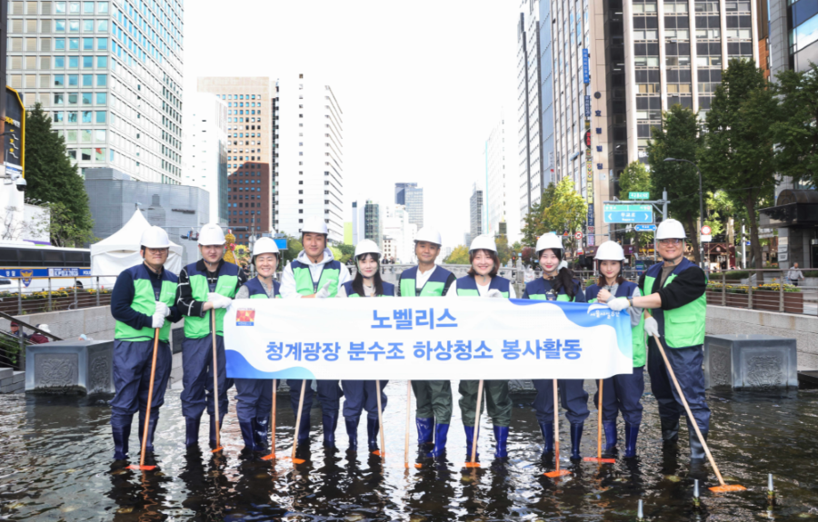 ▲노벨리스코리아 임직원들이 청계천 분수 수조 내 수중 오염물 제거 및 주변 정비 작업을 진행하고 있다.(사진제공=노벨리스코리아)