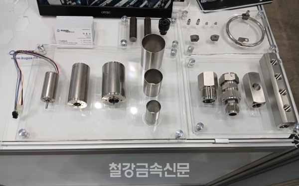부곡스텐레스가 ‘K-Tech Inside Show 2025’에서 선보인 첨단산업용 STS 이형재. (사진=철강금속신문)