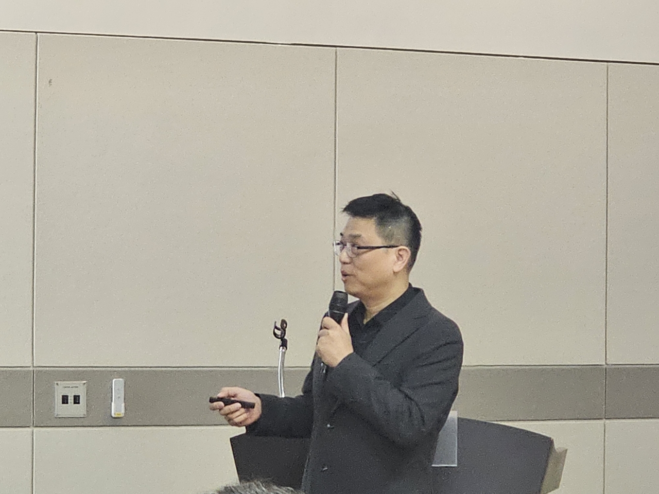 ▲현대자동차 이철용 책임연구원은 자동차용 대형 알루미늄 샤시 부품 개발 방향과 CHINA DIECASTING 2025 참관 결과에 대해 강연하고 있다.