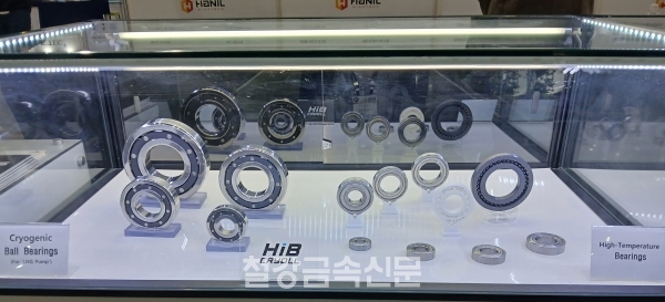 한일하이테크의 극저온 볼 베어링(좌)과 고온용 베어링(우). (사진=철강금속신문)