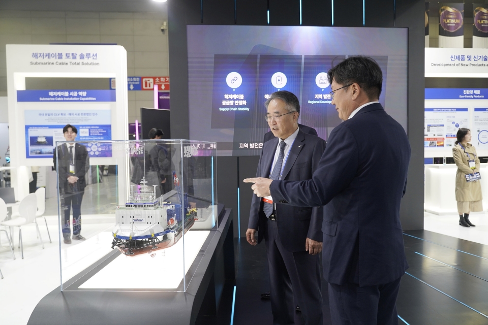 대한전선 송종민 대표이사 부회장이 전시장을 둘러보고 있다.(제공=대한전선)