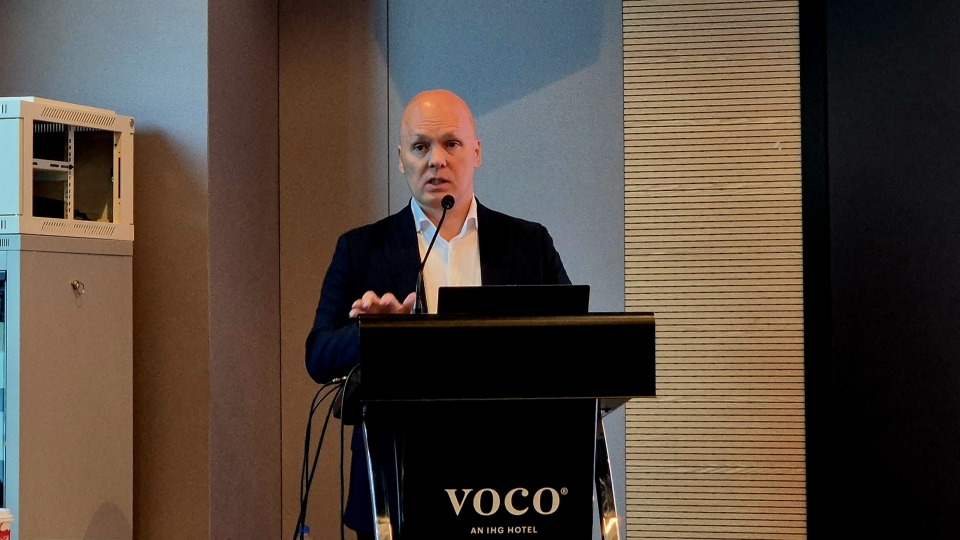 CRU 금속 분석가 Craig Lang가 발표하고 있다.