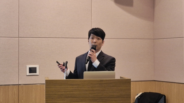 문창훈 책임연구원이 발표하고 있다.