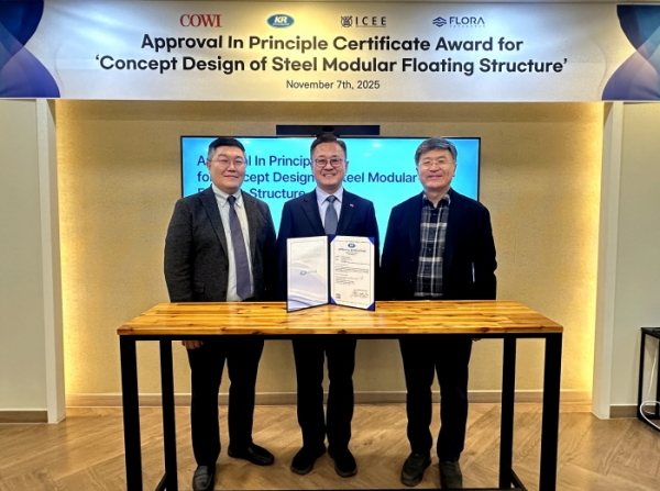 강재 모듈러 플로팅 구조물 컨셉 설계 인증(AIP) 수여식에 참석한 (왼쪽부터)박성균 코비코리아 대표이사, 김대헌 한국선급 부사장, 김호경 서울대학교 부유식인프라연구단 단장. (사진=서울대학교 부유식인프라연구단)