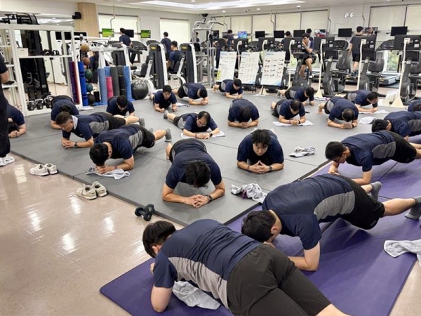 포스코 포항제철소 임직원들이 8주 운동프로그램에 참여하고 있다. /포스코