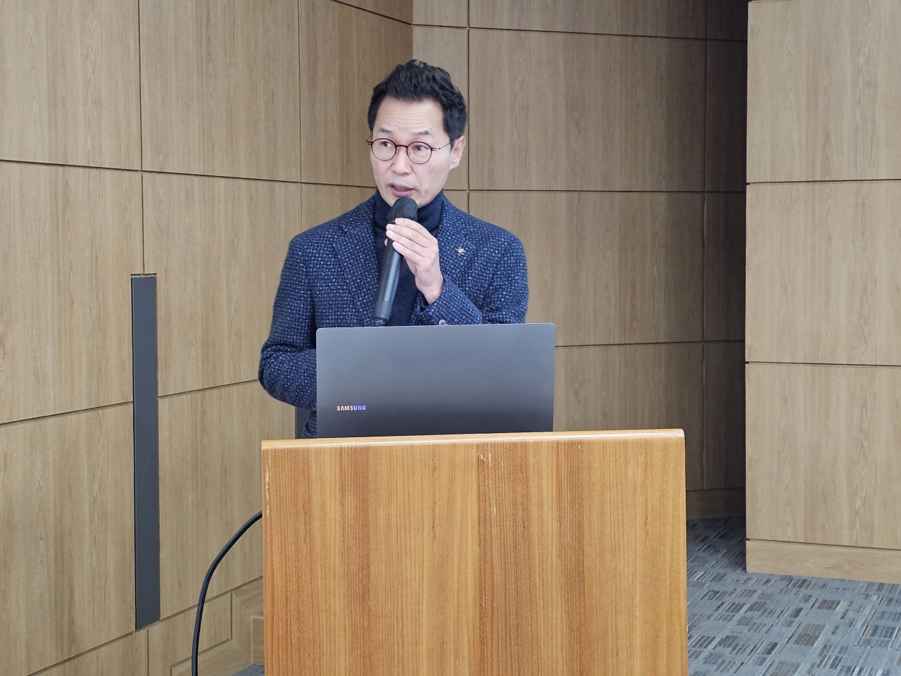 ▲띵스파이어 조광재 대표가 ‘글로벌 탄소 중립 동향 및 비철금속 분야 탄소 관리 대응 방안’에 대해 강연하고 있다.