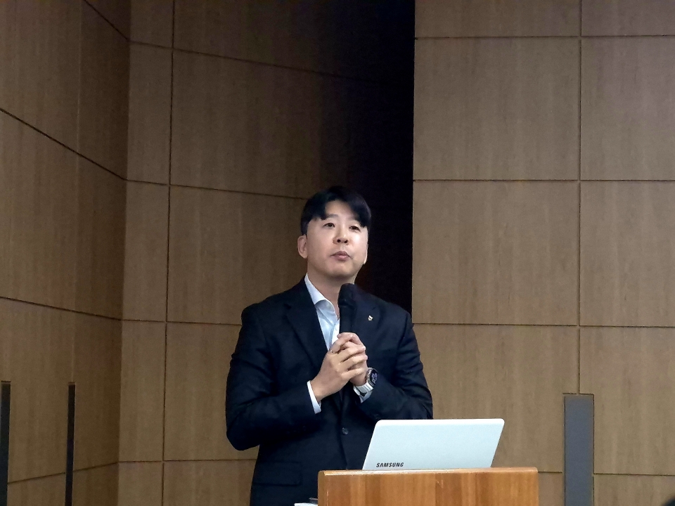 하반기 비철금속협회 세미나에서 황병진 부장이 발표하고 있다.