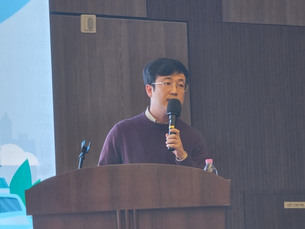 ▲오후두시랩 김신석 이사가 ‘다이캐스팅 산업의 탄소중립 전환: 탄소회계에서 공정 혁신까지’에 대해 강연하고 있다.